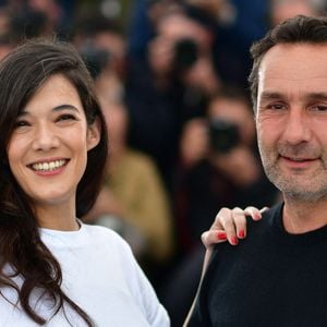 Gilles Lellouche a assisté à la finale masculine de Roland-Garros à Paris, accompagné de sa fille Ava, née de sa relation passée avec l’actrice Mélanie Doutey. 

Gilles Lellouche et Melanie Doutey posant lors du photocall Le Grand Bain qui s'est tenu au Palais des Festivals à Cannes, en France. Photo par Lionel Hahn/ABACAPRESS.COM