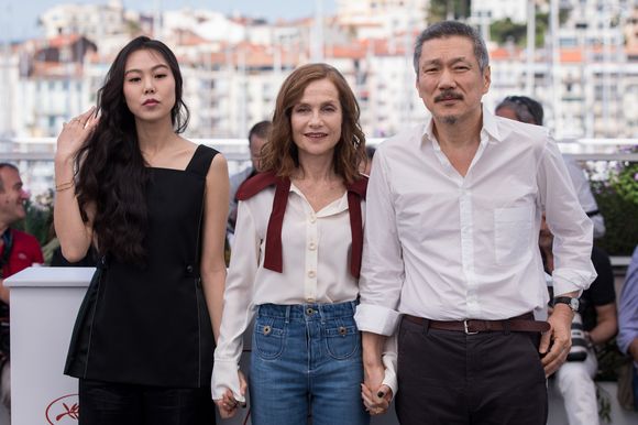 Kim Minhee, Isabelle Huppert et Hong SangSoo au photocall du film "Claire's Camera (Keul-Le-Eo-Ui-Ka-Me-La)" lors du 70ème Festival International du Film de Cannes, France, le 21 mai 2017. © Borde-Jacovides-Moreau/Bestimage