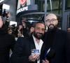 Exclusif - Cyril Hanouna se fait remettre son bagde de collaborateur du Groupe M6 par un des responsables de la sécurité - Les chroniqueurs et les invités quittent la dernière émission "Touche pas à mon poste" (TPMP) en bus pour se rendre devant le siège du groupe M6 à Neuilly-sur-Seine le 27 février 2025. © Jack Tribeca/Bestimage