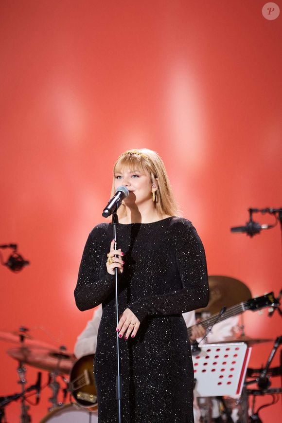 Exclusif - Louane Emera lors de l'enregistrement d'un Grand show de Noël "Christmas Show" imaginé par B.Biolay avec une pléiade d’artistes prestigieux au Casino de Paris, France, le 29 septembre 2022, diffusé sur Canal+, le 21 décembre 2022.. © Cyril Moreau/Bestimage