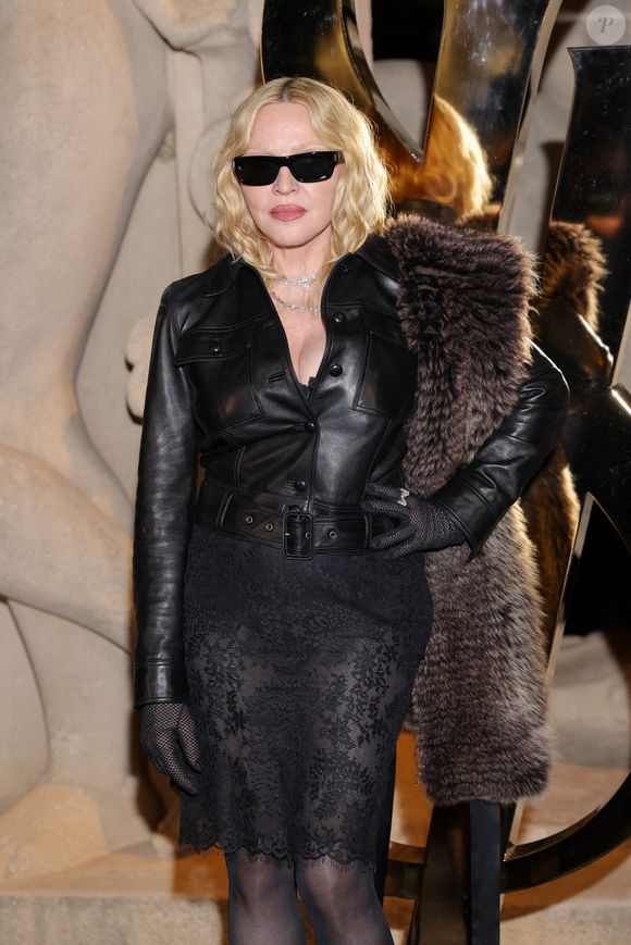 Sur scène, leurs échanges et les prises de parole de la chanteuse ont rythmé la performance...

Madonna assiste  au défilé Saint Laurent Womenswear Spring/Summer 2026 dans le cadre de la Fashion Week de Paris le 29 septembre 2025 à Paris, France.  © Splash News/Abacapress.com