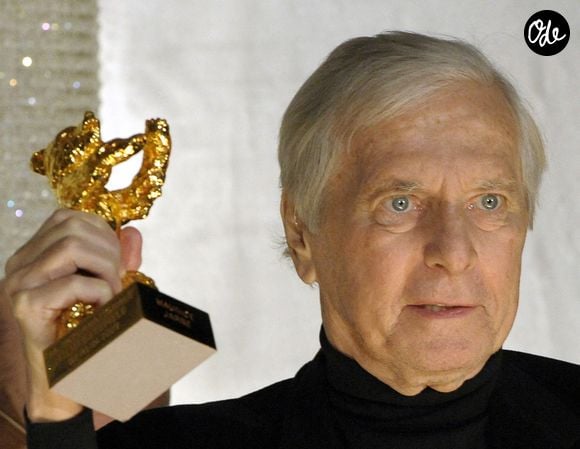Le célèbre compositeur français a marqué l’histoire du cinéma avec ses musiques de films.

Le compositeur de musique de film français Maurice Jarre se réjouit après avoir reçu l'Ours d'or d'honneur lors du 59e Festival international du film de Berlin, à Berlin, en Allemagne, le 12 février 2009.

Photo par Soeren Stache/DPA/ABACAPRESS.COM