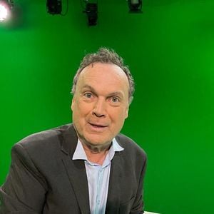 Exclusif - Julien Lepers est l'invité de Jordan de Luxe dans son émission "L'instant de Luxe" sur la chaine Non Stop People à Paris le 16 juin 2021 © Baldini / Bestimage