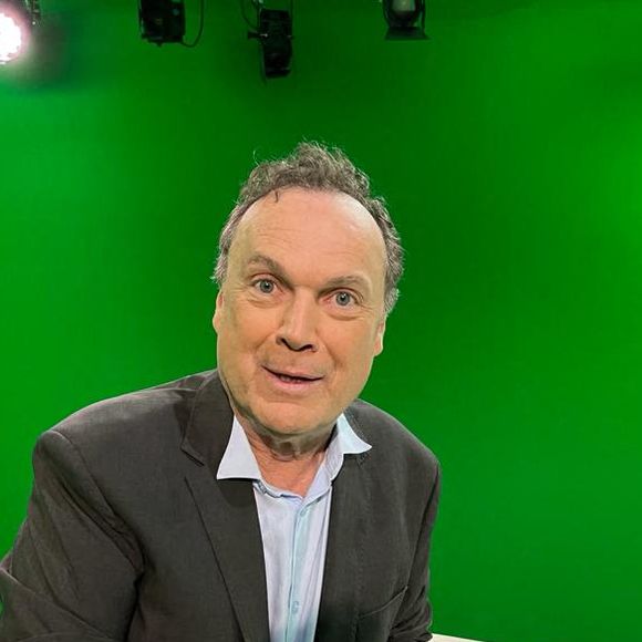 Exclusif - Julien Lepers est l'invité de Jordan de Luxe dans son émission "L'instant de Luxe" sur la chaine Non Stop People à Paris le 16 juin 2021 © Baldini / Bestimage