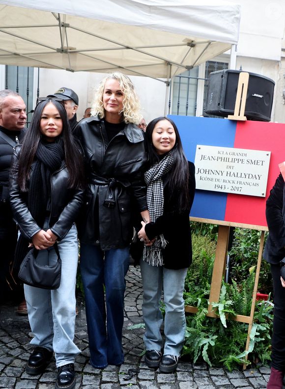 Laeticia Hallyday, ses filles Joy et Jade lors de l'inauguration d'une plaque commémorative en hommage à Johnny Hallyday devant l'immeuble où le chanteur français a grandi dans le 9ème arrondissement de Paris, France, le 22 décembre 2023. Décédé en 2017, Johnny Hallyday fut pendant un demi-siècle l’incarnation du rock à la française. D’origine belge et né sous le nom de Jean-Philippe Smet, il naquit et passa une très grande partie de sa vie à Paris. Fière de cet héritage musical qu’il lui laissa, la Ville de Paris avait entrepris un premier hommage à l’artiste en donnant le nom de Johnny Hallyday à l’esplanade situé devant la salle de spectacle qu’il avait tant fait vibrer par le passé. Dans la continuité de ce premier hommage, la ville de Paris a souhaité à nouveau honorer la mémoire de ce natif de la capitale et une plaque commémorative est dévoilée devant l’immeuble dans lequel il grandit au 13 rue de la Tour des Dames dans le 9ème arrondissement. © Dominique Jacovides/Bestimage