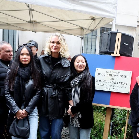 Laeticia Hallyday, ses filles Joy et Jade lors de l'inauguration d'une plaque commémorative en hommage à Johnny Hallyday devant l'immeuble où le chanteur français a grandi dans le 9ème arrondissement de Paris, France, le 22 décembre 2023. Décédé en 2017, Johnny Hallyday fut pendant un demi-siècle l’incarnation du rock à la française. D’origine belge et né sous le nom de Jean-Philippe Smet, il naquit et passa une très grande partie de sa vie à Paris. Fière de cet héritage musical qu’il lui laissa, la Ville de Paris avait entrepris un premier hommage à l’artiste en donnant le nom de Johnny Hallyday à l’esplanade situé devant la salle de spectacle qu’il avait tant fait vibrer par le passé. Dans la continuité de ce premier hommage, la ville de Paris a souhaité à nouveau honorer la mémoire de ce natif de la capitale et une plaque commémorative est dévoilée devant l’immeuble dans lequel il grandit au 13 rue de la Tour des Dames dans le 9ème arrondissement. © Dominique Jacovides/Bestimage