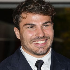 Mais ce n'est là qu'une parmi les multiples activités économiques du joueur, qui a de quoi avoir le sourire...
Antoine Dupont lors d'une soirée de présentation du Qatar Prix de l'Arc de Triomphe, le 2 octobre 2025 à Paris, France. Photo par Victor Joly/ABACAPRESS.COM