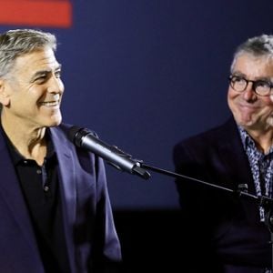 Exclusif - George Clooney inaugure le cinéma "Liberté" en présence du maire de Brignoles, Didier Brémond et le président de Cinéwest, Daniel Taillandier à Brignoles dans le Var le 7 novembre 2024. George Clooney, propriétaire d’un domaine viticole dans la commune, a qualifié le cinéma de « bâtiment extraordinaire ». Et dans ce « bel endroit pour montrer des films », l’acteur-réalisateur engagé a annoncé qu’il organiserait un événement caritatif une fois par an. « On projettera des films, on amènera un tas de gens pour le tapis rouge et récolter de l’argent pour des associations. » © Luc Boutria/Nice-Matin/Bestimage