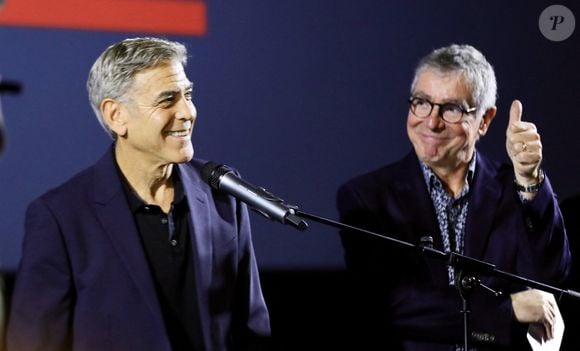 Exclusif - George Clooney inaugure le cinéma "Liberté" en présence du maire de Brignoles, Didier Brémond et le président de Cinéwest, Daniel Taillandier à Brignoles dans le Var le 7 novembre 2024. George Clooney, propriétaire d’un domaine viticole dans la commune, a qualifié le cinéma de « bâtiment extraordinaire ». Et dans ce « bel endroit pour montrer des films », l’acteur-réalisateur engagé a annoncé qu’il organiserait un événement caritatif une fois par an. « On projettera des films, on amènera un tas de gens pour le tapis rouge et récolter de l’argent pour des associations. » © Luc Boutria/Nice-Matin/Bestimage