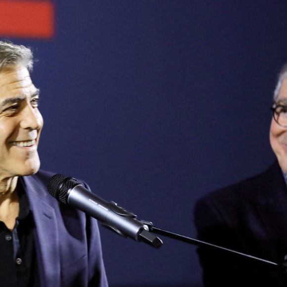 Exclusif - George Clooney inaugure le cinéma "Liberté" en présence du maire de Brignoles, Didier Brémond et le président de Cinéwest, Daniel Taillandier à Brignoles dans le Var le 7 novembre 2024. George Clooney, propriétaire d’un domaine viticole dans la commune, a qualifié le cinéma de « bâtiment extraordinaire ». Et dans ce « bel endroit pour montrer des films », l’acteur-réalisateur engagé a annoncé qu’il organiserait un événement caritatif une fois par an. « On projettera des films, on amènera un tas de gens pour le tapis rouge et récolter de l’argent pour des associations. » © Luc Boutria/Nice-Matin/Bestimage