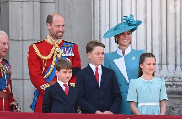 Le prince William, prince de Galles, Le prince Louis de Galles, Le prince George de Galles, Catherine (Kate) Middleton, princesse de Galles, La princesse Charlotte de Galles - Les membres de la famille royale britannique au balcon de Buckingham Palace lors de la cérémonie Trooping the Colour à Londres, le 14 juin 2025. 

© Goff Inf / Bestimage