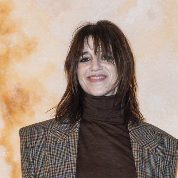 Un style capillaire unique à la fois chic et nonchalant. Une allure également copiée par Charlotte Gainsbourg ! La compagne d'Yvan Attal avait associé une juge à fleurs à son joli blazer à carreaux...

Charlotte Gainsbourg - Photo Call pour Le Défilé « Saint Laurent »Collection Prêt-à-Porter Automne/Hiver 2025-2026" lors de la Fashion Week de Paris (PFW), le 11 mars 2025. © Olivier Borde /Bestimage