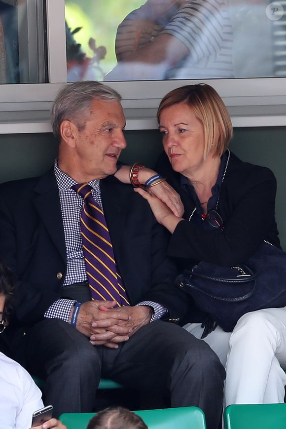 Les proches de l'ancienne figure de France Télévisions se sont justement mis d'accord sur la date et le lieu de ses obsèques.

Daniel Bilalian - Personnalités dans les tribunes lors des internationaux de France de Roland Garros à Paris. Le 9 juin 2017. 
© Jacovides - Moreau / Bestimage