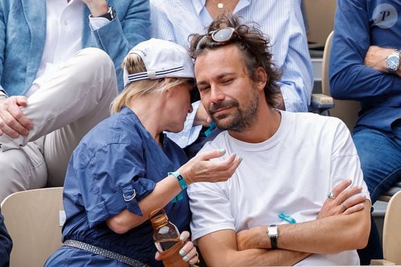 Bertrand Chameroy et Anne-Elisabeth Lemoine en tribunes lors des Internationaux de France de Tennis de Roland Garros 2025, à Paris, France, le 7 juin 2025. © Cyril Moreau/Bestimage