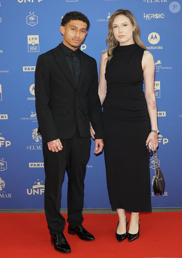 Il a profité de l'événement pour annoncer la signature de son premier contrat professionnel.

Tahirys Dos Santos et sa compagne Coline - Photocall de la 34ème édition des Trophées UNFP du Football au Palais Brongniart à Paris le 11 mai 2026. © Coadic Guirec/Bestimage