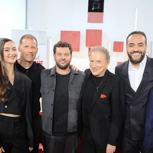Michel Drucker animera prochainement un nouveau numéro de Vivement Dimanche sur France 3.

Exclusif - Rose Paynel et sa mère, Mathieu Baumel, Claudio Capéo, Michel Drucker, Kamel le magicien et Emmanule Chaunu - Enregistrement de l'émission Vivement dimanche. © Guillaume Gaffiot / Bestimage
