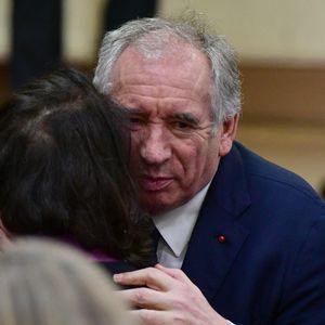 François Bayrou, Premier ministre, embrasse Rachel Kahn, la veuve du défunt - Obsèques de J-F.Kahn dans la salle polyvalente de Mussy-sur-Seine, le 29 janvier 2025. Après cet hommage civil en présence de ses proches et notamment du Premier ministre F.Bayrou, le journaliste, décédé le 22 janvier 2025 à 86 ans, sera inhumé dans le cimetière communal dans la plus stricte intimité.
© Romain Doucelin / Bestimage