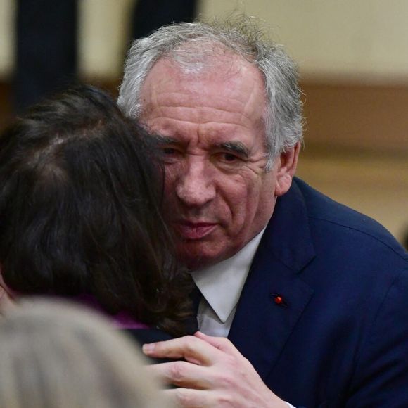 François Bayrou, Premier ministre, embrasse Rachel Kahn, la veuve du défunt - Obsèques de J-F.Kahn dans la salle polyvalente de Mussy-sur-Seine, le 29 janvier 2025. Après cet hommage civil en présence de ses proches et notamment du Premier ministre F.Bayrou, le journaliste, décédé le 22 janvier 2025 à 86 ans, sera inhumé dans le cimetière communal dans la plus stricte intimité.
© Romain Doucelin / Bestimage