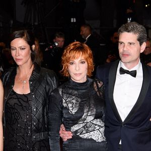 Freya Mavor, Anna Mouglalis, Mylene Farmer, Yann Gozlan et Cécile de France assistent à la projection de 'Dalloway' et au tapis rouge au Palais des Festivals à Cannes, France, le 15 mai 2025 dans le cadre du 78ème Festival de Cannes. Photo par Nicolas Genin/ABACAPRESS.COM