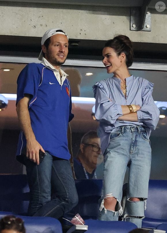 Vianney se ravit par ailleurs de ne pas avoir à relever de conflits avec l'ex-compagnon de sa femme et père de sa belle-fille.

Le chanteur Vianney et sa femme Catherine Robert - People dans les tribunes lord du match d'ouverture de la Coupe du Monde de Rugby France 2023 avant le match de la Poule A entre la France et la Nouvelle-Zélande au Stade de France à Saint-Denis le 8 septembre 2023.  © Dominique Jacovides/Bestimage