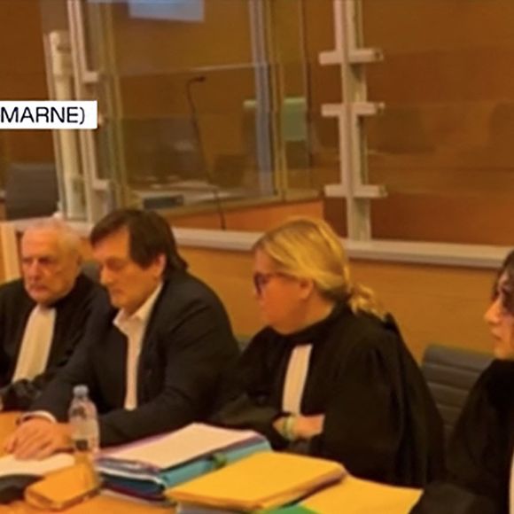 Pierre Palmade au tribunal de Melun avec ses avocats pour son procès pour blessures involontaires à la suite d'un accident de la route en février 2023 dans lequel sa voiture a percuté un autre véhicule à Melun le 20 novembre 2024. © BFM TV via Bestimage