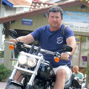Exclusif -L'enfant du pays, Pascal Bataille, ancien animateur vedette de TF1 propriétaire de l'hôtel haut de gamme "Coté Sable" sur le front de mer du Cap-Ferret, essaye sa toute nouvelle Harley Davidson sur les routes du bassin d'Arcachon, au Cap-Ferret, France, le 29 août 2018. © Patrick Bernard-Guilaume Collet/Bestimage