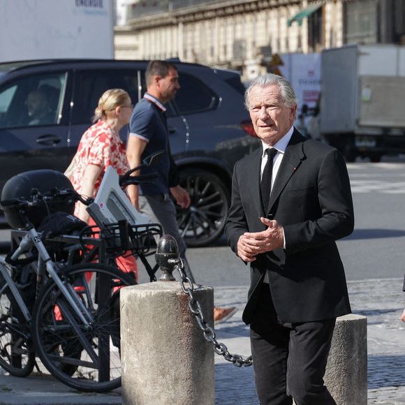 Sophie Davant et William Leymergie assistent aux obsèques de Philippe Labro à l'église Saint Germain des Prés à Paris, France, le 13 juin 2025. Philippe Labro, journaliste, auteur, réalisateur et compositeur prolifique, est décédé à l'âge de 88 ans des suites d'un cancer le 4 juin. Photo by Nasser Berzane/ABACAPRESS.COM