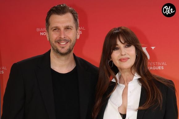 Monica Bellucci et Yannis Dimolitsas au photocall du Biarritz Film Festival - Nouvelles Vagues 2026 au théâtre de la Gare du Midi à Biarritz, le 26 juin 2026. Au cours de la cérémonie, R.Malek a reçu "Le Prix d'Honneur" des mains de M.Bellucci. 
© Jean-Marc Lhomer / Bestimage
