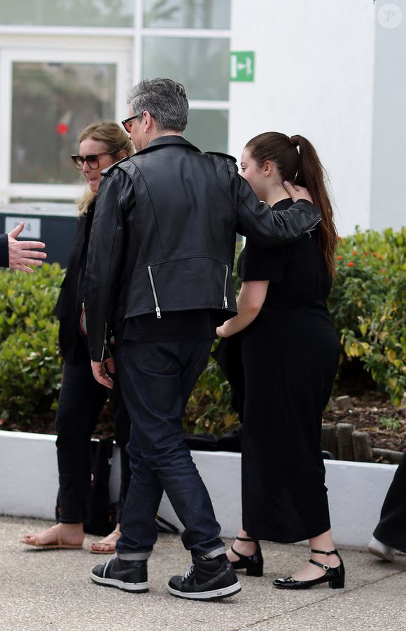 Interrogé au sujet de sa naissance par le média "On Time" sur Instagram, Benjamin Biolay a avoué que cet évènement avait changé sa vie

Benjamin Biolay et sa fille Anna Biolay au photocall de "Rosalie" lors du 76ème Festival International du Film de Cannes, le 18 mai 2023.
© Jacovides/Moreau/Bestimage