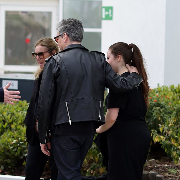 Interrogé au sujet de sa naissance par le média "On Time" sur Instagram, Benjamin Biolay a avoué que cet évènement avait changé sa vie

Benjamin Biolay et sa fille Anna Biolay au photocall de "Rosalie" lors du 76ème Festival International du Film de Cannes, le 18 mai 2023.
© Jacovides/Moreau/Bestimage