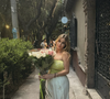 C'est d'ailleurs depuis les rues colorées de Mexico que la demi-sœur de David Hallyday a partagé de superbes clichés, apparaissant avec un immense bouquet de roses à la main.