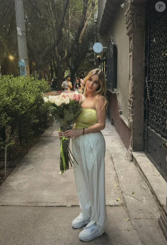 C'est d'ailleurs depuis les rues colorées de Mexico que la demi-sœur de David Hallyday a partagé de superbes clichés, apparaissant avec un immense bouquet de roses à la main.