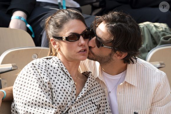 En fond de la vidéo, on entend Pierre Niney s'adresser avec amour à son nouvel ami ! 


Pierre Niney, sa compagne Natasha Andrews en tribunes lors de la finale messieurs des Internationaux de France de Tennis de Roland Garros 2025 (jour 15), à Paris, France, le 8 juin 2025. © Cyril Moreau/Bestimage