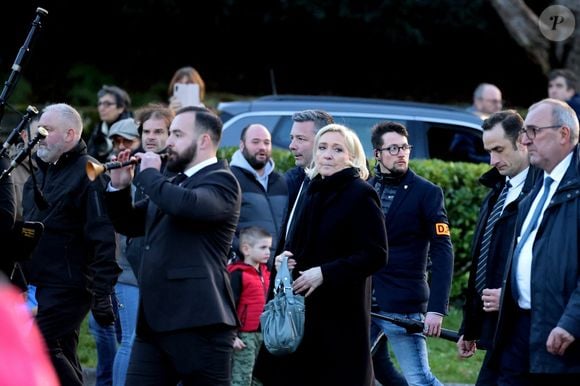 Marine Le Pen - Le clan Le Pen se rend au cimetière de la Trinité-sur-Mer après les obsèques de Jean-Marie Le Pen en l'église Saint-Joseph le 11 janvier 2025.