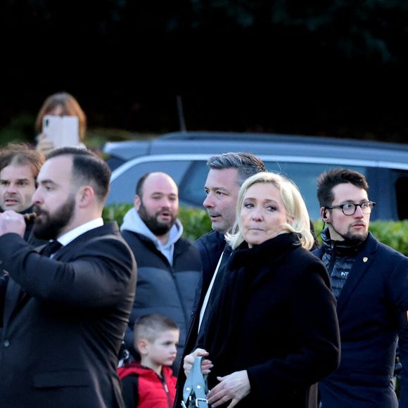 Marine Le Pen - Le clan Le Pen se rend au cimetière de la Trinité-sur-Mer après les obsèques de Jean-Marie Le Pen en l'église Saint-Joseph le 11 janvier 2025.