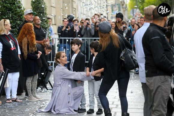 La chanteuse canadienne Céline Dion quitte Paris pour partir en vacances après sa tournée en Europe à guichets fermés. Céline Dion et ses jumeaux, Eddy et Nelson, ont reçu une pluie de confettis avant de monter dans leur voiture à la sortie de l’hôtel Royal Monceau, à Paris, France, le 10 août 2017. © Agence/Bestimage
