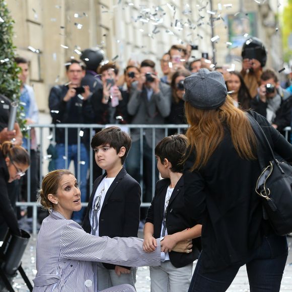 La chanteuse canadienne Céline Dion quitte Paris pour partir en vacances après sa tournée en Europe à guichets fermés. Céline Dion et ses jumeaux, Eddy et Nelson, ont reçu une pluie de confettis avant de monter dans leur voiture à la sortie de l’hôtel Royal Monceau, à Paris, France, le 10 août 2017. © Agence/Bestimage
