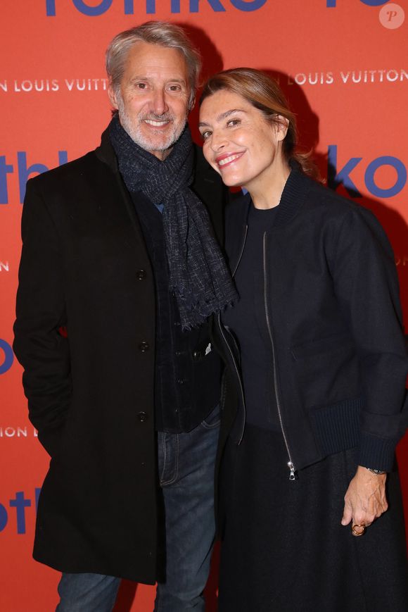 Antoine de Caunes et sa femme Daphné Roulier - Vernissage de l'Exposition Rétrospective consacrée au peintre américain Mark Rothko à la Fondation Louis Vuitton. Paris, France, le 17 Octobre 2023. © Bertrand Rindoff / Bestimage
