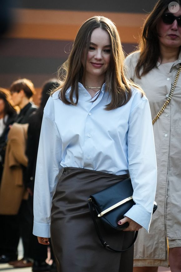 Si sa fille Alexandra a pu passer par une porte dérobée, aucun photographe ne l'a vue officiellement au sein de la clinique. 

Alexandra De Hanovre arrive au défilé Tod's lors de la Semaine de la mode de Milan - Vêtement Femme Automne/Hiver 2025/2026 le 28 février 2025 à Milan, Italie.  Lucia Sabatelli/Bestimage