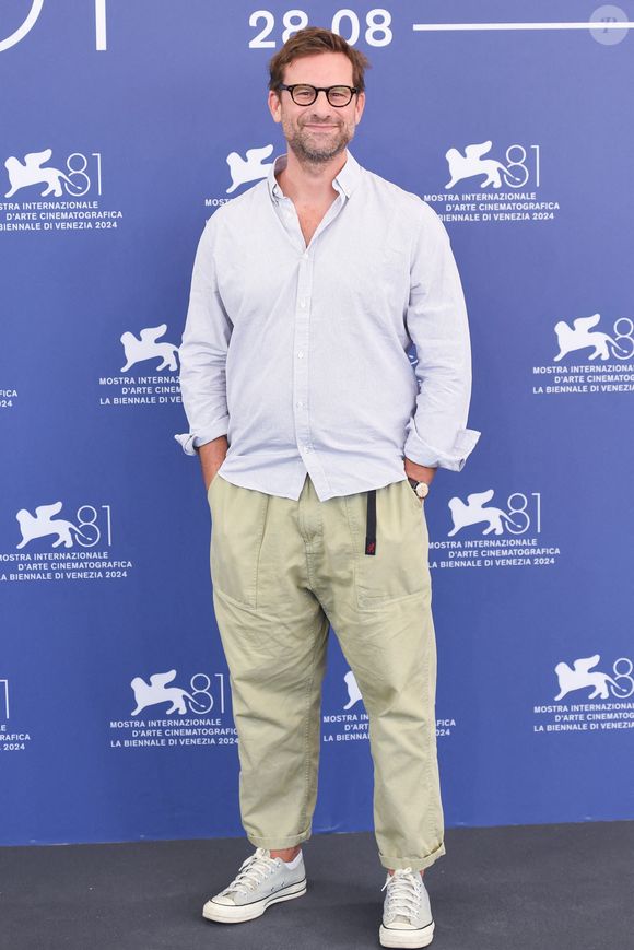 Nicolas Mathieu a notamment participé au Festival du Livre de Paris en avril dernier, un événement auquel a également assisté Charlotte Casiraghi, passionnée de littérature, à qui les rumeurs prêtent une relation avec l’écrivain.

Nicolas Mathieu au Photocall Leurs Enfants Apres Eux dans le cadre du 81ème Festival International du Film de Venise, à Venise, Italie, le 31 août 2024. Photo by Aurore Marechal/ABACAPRESS.COM