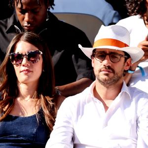 Emilie Broussouloux présentait "BFM Grand soir" depuis septembre 2025


Thomas Hollande et son épouse Emilie Broussouloux - Célébrités dans les tribunes des Internationaux de France de tennis de Roland Garros 2024 à Paris, le 7 juin 2024.  © Jacovides-Moreau/Bestimage
