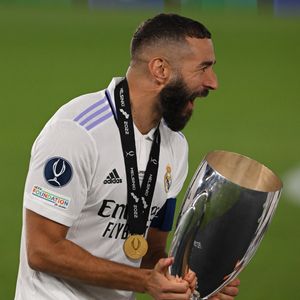 Karim Benzema (9 Real Madrid) celebrates et the Cup - Le Real Madrid remporte la cinquième Supercoupe d'Europe de son histoire face à l'Eintracht Francfort (2-0) à Helsinki, grâce aux buts de D.Alaba et K.Benzema. Le 10 août 2022.