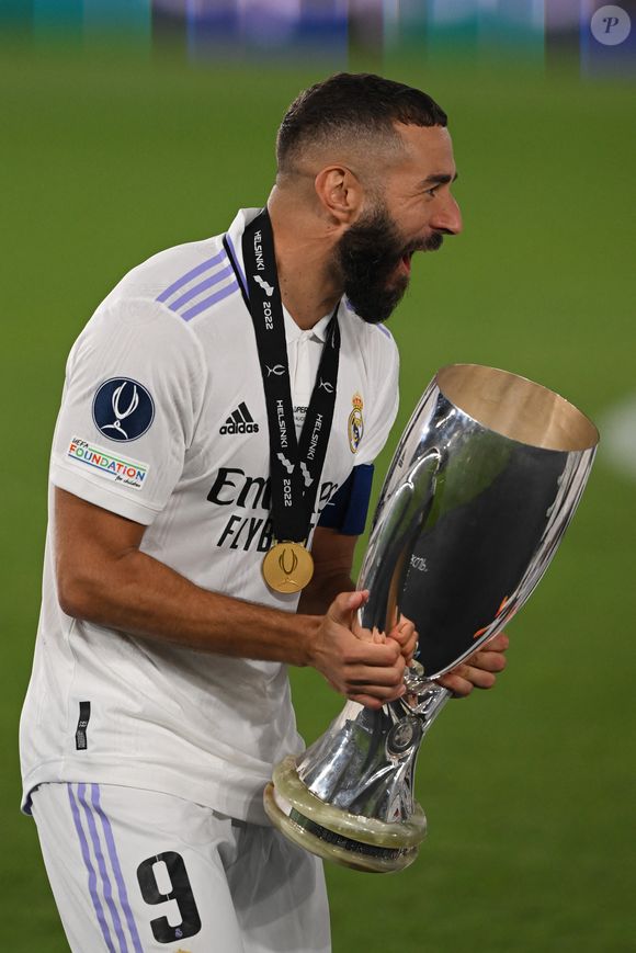 Karim Benzema (9 Real Madrid) celebrates et the Cup - Le Real Madrid remporte la cinquième Supercoupe d'Europe de son histoire face à l'Eintracht Francfort (2-0) à Helsinki, grâce aux buts de D.Alaba et K.Benzema. Le 10 août 2022.