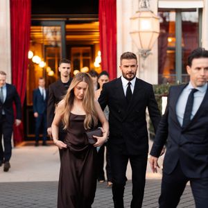 David Beckham et sa fille Harper Seven sortent de l'hôtel La Réserve Paris - Hotel and Spa pour se rendre au défilé de Victoria en marge de la Fashion Week de Paris (PFW), à Paris, France, le 7 mars 2025. © Tiziano da Silva/Bestimage