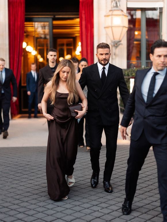 David Beckham et sa fille Harper Seven sortent de l'hôtel La Réserve Paris - Hotel and Spa pour se rendre au défilé de Victoria en marge de la Fashion Week de Paris (PFW), à Paris, France, le 7 mars 2025. © Tiziano da Silva/Bestimage