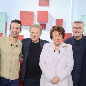 Karina Marimon, Jeremy Ferrari, Michel Drucker, Roselyne Bachelot, Laurent Ruquier et Emmanuel Chaunu lors de l'enregistrement de l'émission "Vivement dimanche" au studio Rive Gauche, présentée par M.Drucker avec une diffusion sur France 3 le 8 mars 2026, à Paris, France, le 25 février 2026. © Guillaume Gaffiot/Bestimage