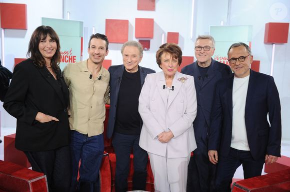 Karina Marimon, Jeremy Ferrari, Michel Drucker, Roselyne Bachelot, Laurent Ruquier et Emmanuel Chaunu lors de l'enregistrement de l'émission "Vivement dimanche" au studio Rive Gauche, présentée par M.Drucker avec une diffusion sur France 3 le 8 mars 2026, à Paris, France, le 25 février 2026. © Guillaume Gaffiot/Bestimage