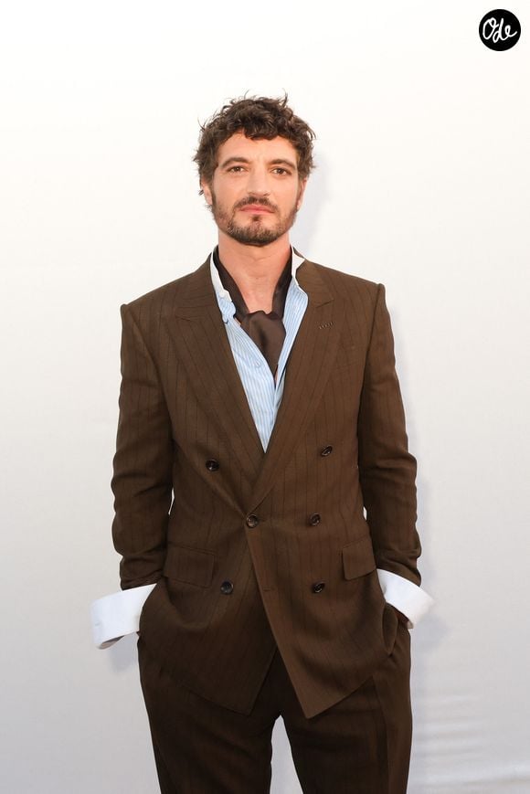 Niels Schneider pose en backstage de l'émission "C à vous" lors du 79ème Festival International du Film de Cannes le 19 mai 2026.

© Jack Tribeca / Bestimage