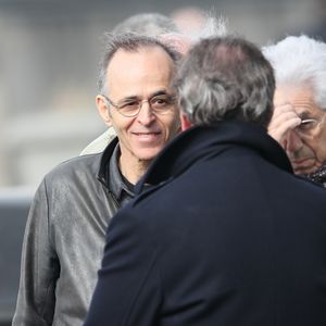 Jean-Jacques Goldman et Maxime Le Forestier lors des obsèques de Véronique Colucci au cimetière communal de Montrouge, le 12 avril 2018. @Agence / Bestimage