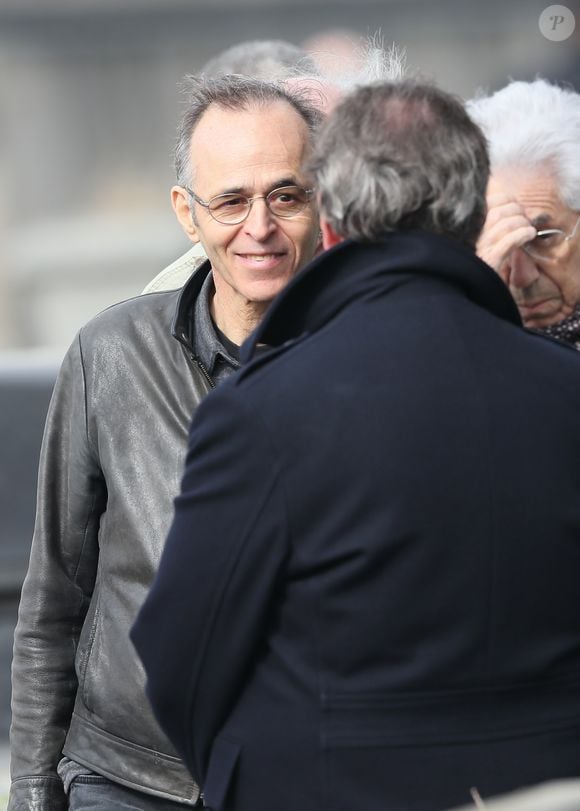 Jean-Jacques Goldman et Maxime Le Forestier lors des obsèques de Véronique Colucci au cimetière communal de Montrouge, le 12 avril 2018. @Agence / Bestimage